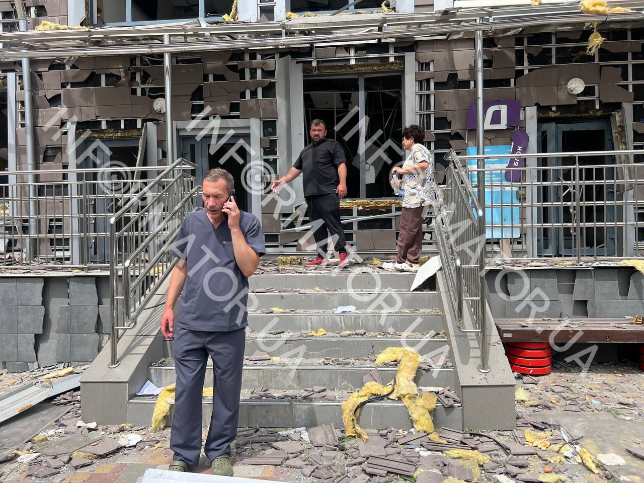 Лікар телефонує колегам після удару РФ по Охматдиту 7 липня. Фото - Інформатор