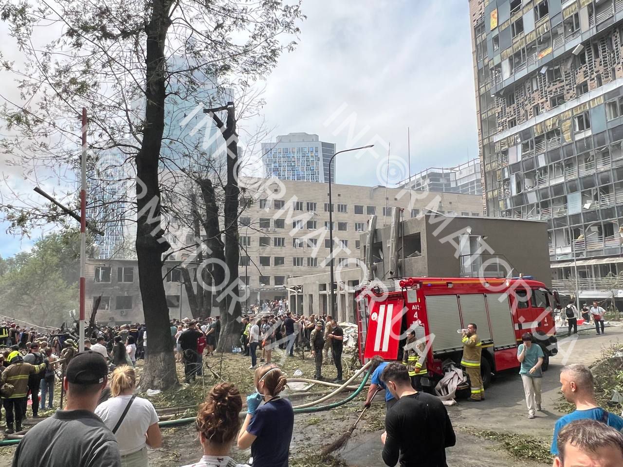 Пожежна машина біля Охматдиту. Фото - Інформатор