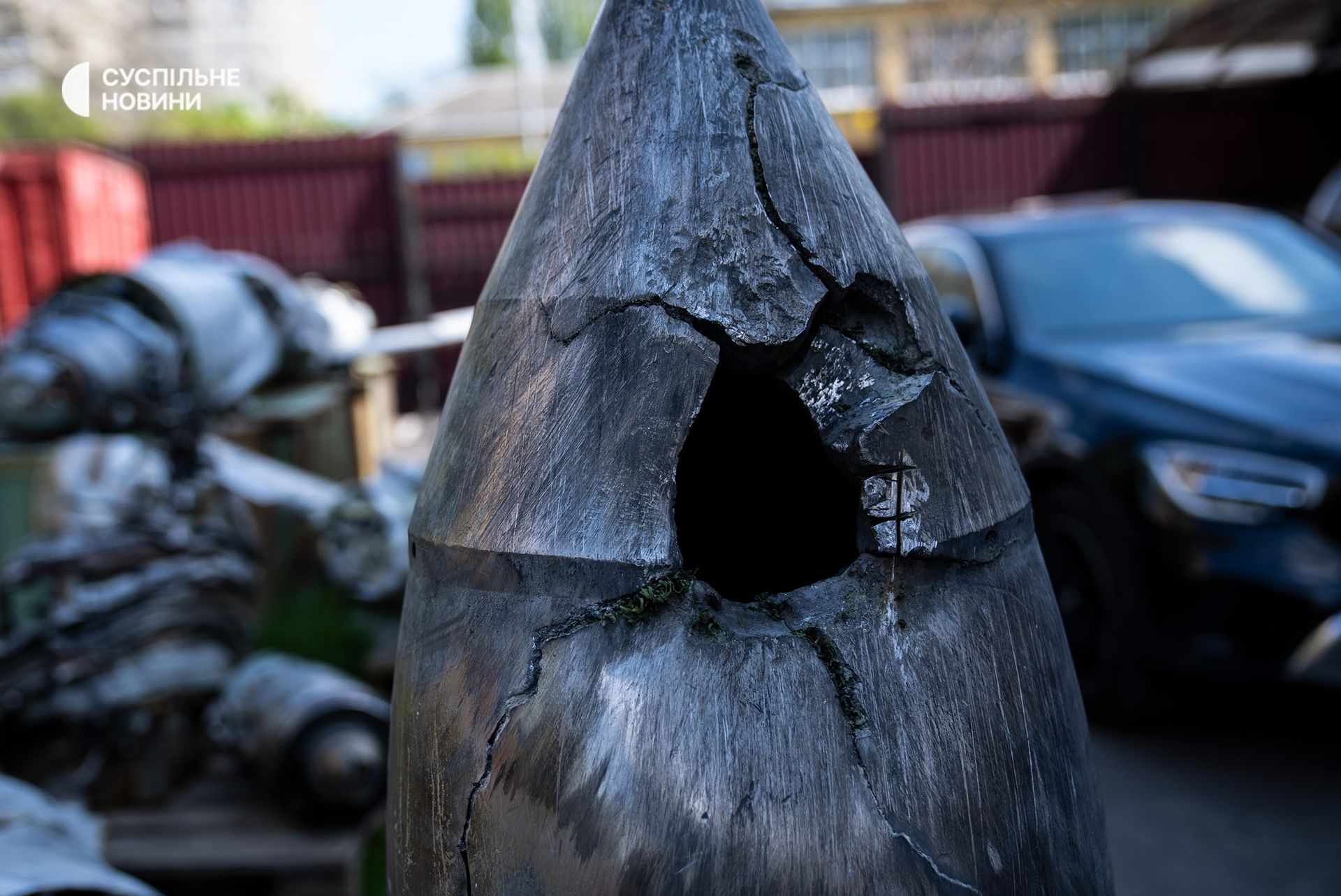 Дірка у російській ракеті "Кинджал", яку збили над Києвом 4 травня 2023 року. Фото: Іван Корж / Суспільне