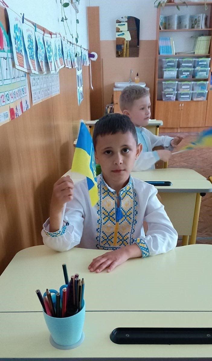Єгор Завадецький завершив навчатися у першому класі ліцею на Івано-Франківщині, куди його родина була змушена переїхати з Херсона через війну РФ проти України