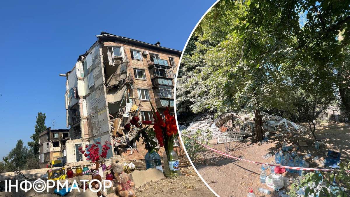 До зруйнованого будинку несуть квіти, солодощі та дитячі іграшки До зруйнованого будинку несуть квіти, солодощі та дитячі іграшки