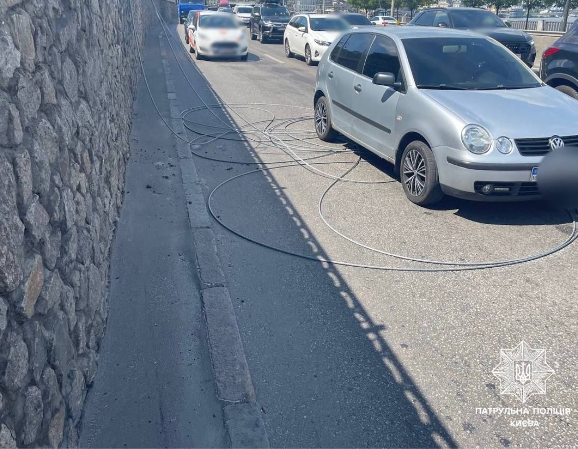 У Києві обірвався трос атракціону через Дніпро: людина впала у воду, її шукають водолази - відео 1