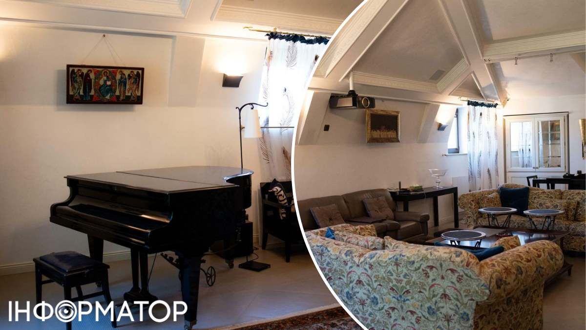 На горішньому поверсі обладнана повноцінна відпочинкова зона з роялем та м'якими меблями