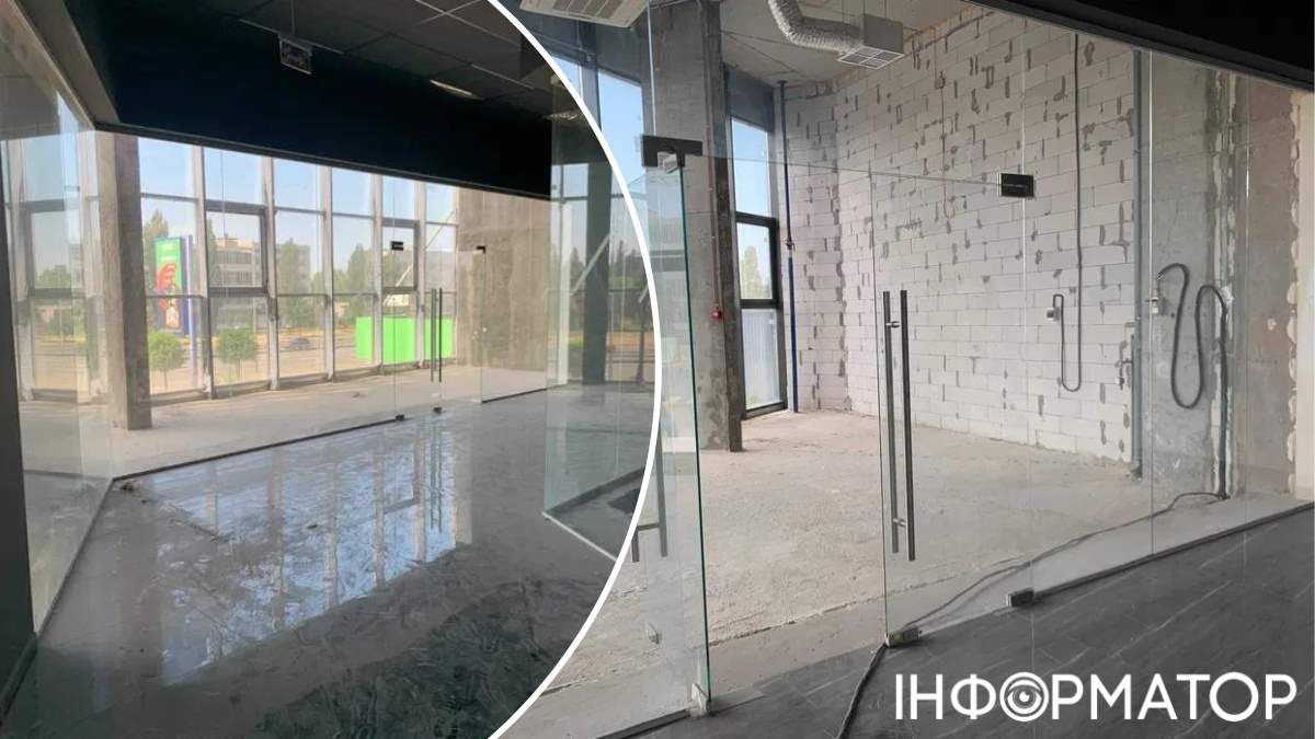 Деінде у ТРЦ ще залишилися цегляні стіни, втім, скляні перегородки-вітрини вже встановлено