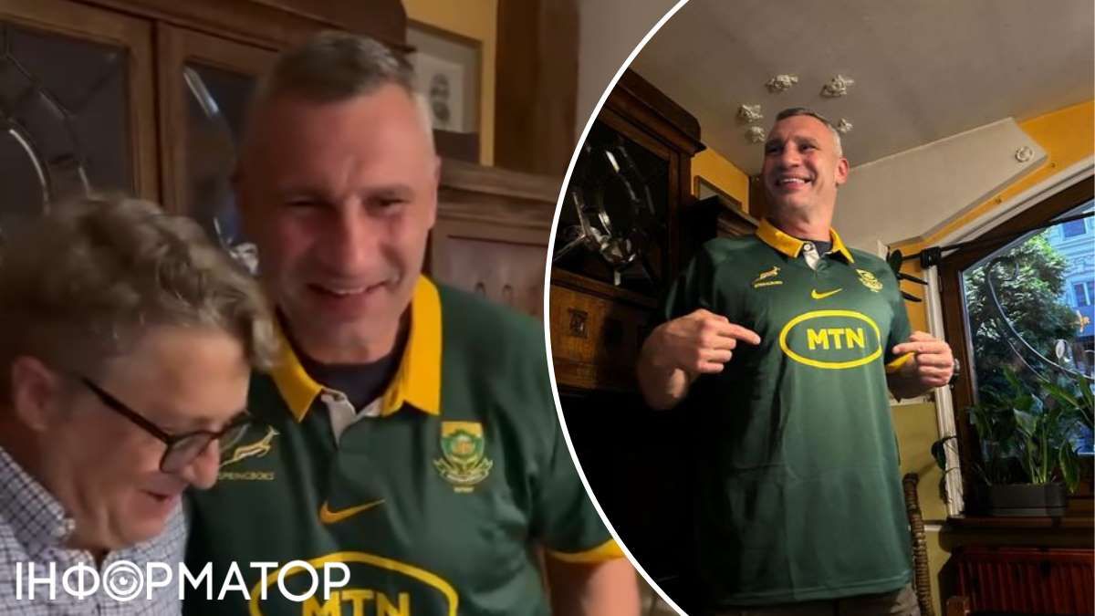 Кличко примірив презент - футболку Кличко примірив презент - футболку