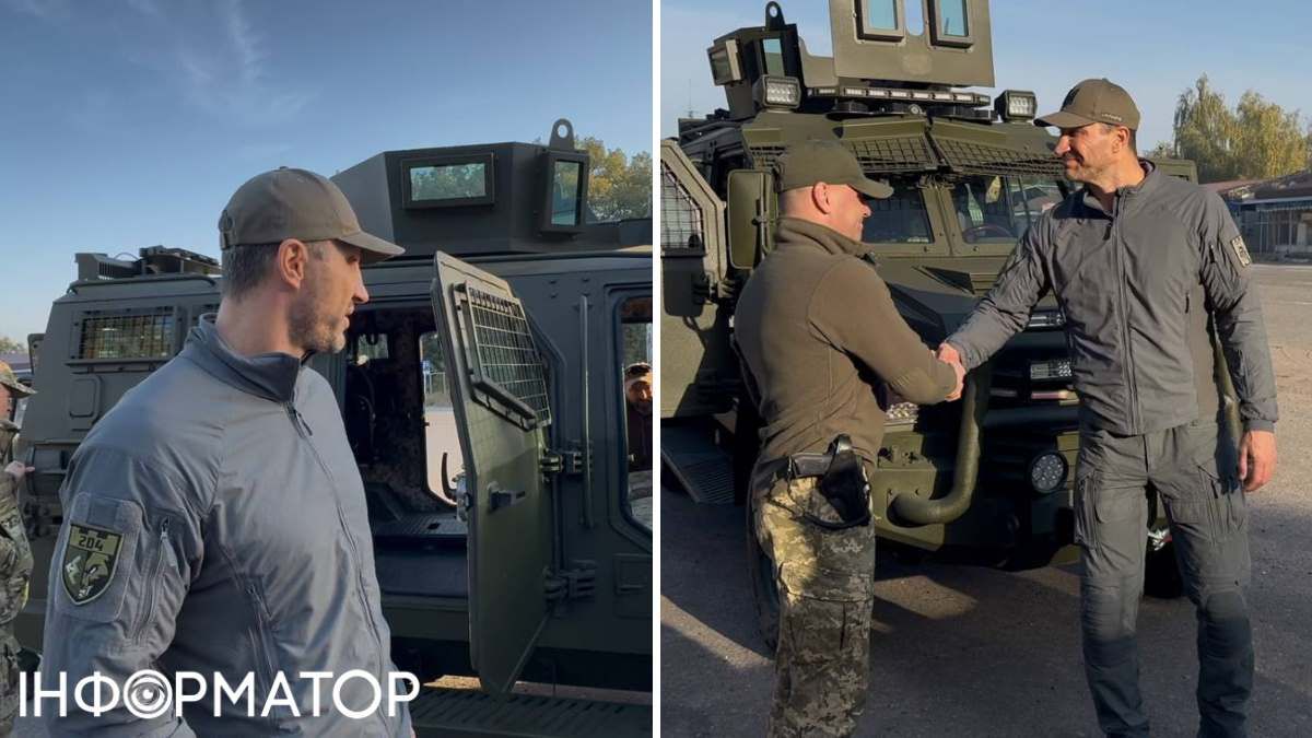 На фоні броньовика Cobra Кличко позує в куртці Delta AcE Plus Gen.3 На фоні броньовика Cobra Кличко позує в куртці Delta AcE Plus Gen.3