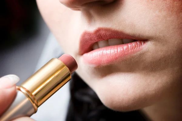 Матовая помада должна подчеркнуть природную красоту. Матовая помада должна подчеркнуть природную красоту.