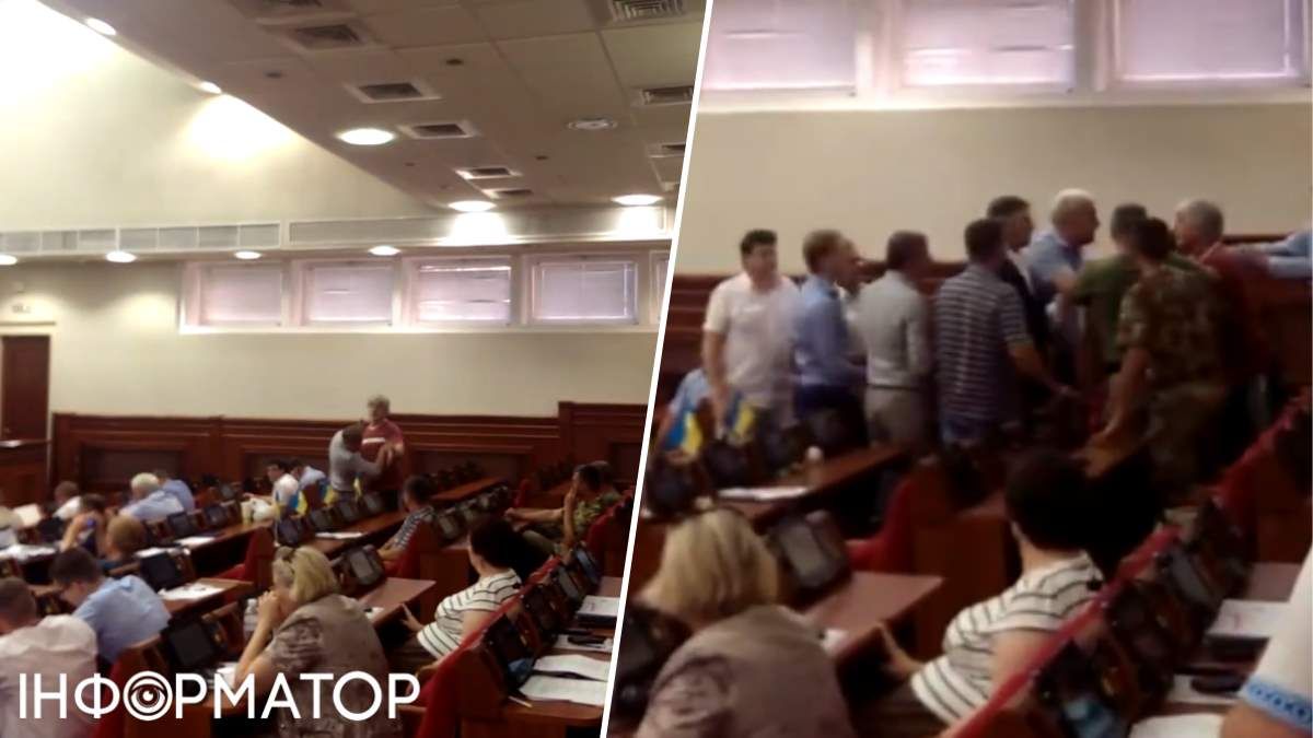 В 2016-м атовец пришел на заседание комиссии и атаковал Николая Негрича из-за обвинений в якобы шантаже. Фото: скрин-шоты по видеозаписи