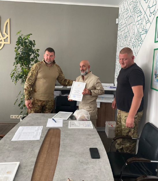 Айхан Оздемір знайомий з Андрієм Хрущем - на підтвердження цьому власники закладу надали фото, на якому бізнесмену вручає нагороду Олександр Маркушин (Хрущ у кадрі справа)