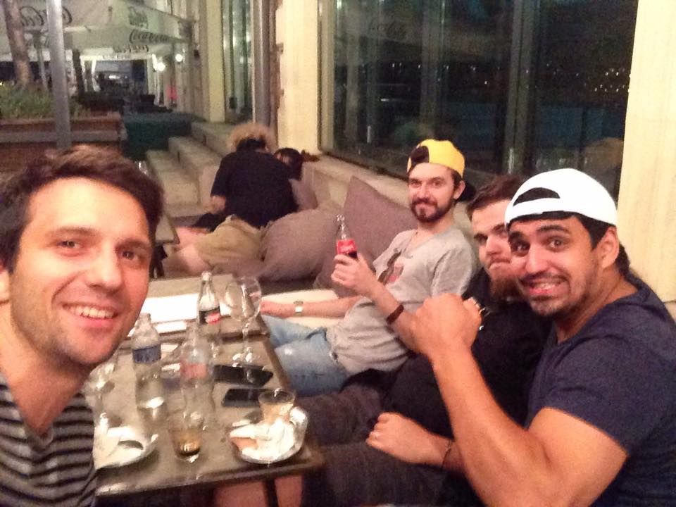 На селфі ще з 2017 року Андрій Братусь зліва, а його товариш Тимур Ткаченко - справа, в хуліганському капелюсі, проводять час у барі в Будапешті. Фото: Facebook Тимура Ткаченка
