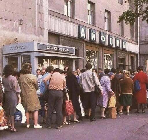 Шутка киевского паблика: надпись на доме заменили на всем знакомый бренд, появившийся только в 2007 году