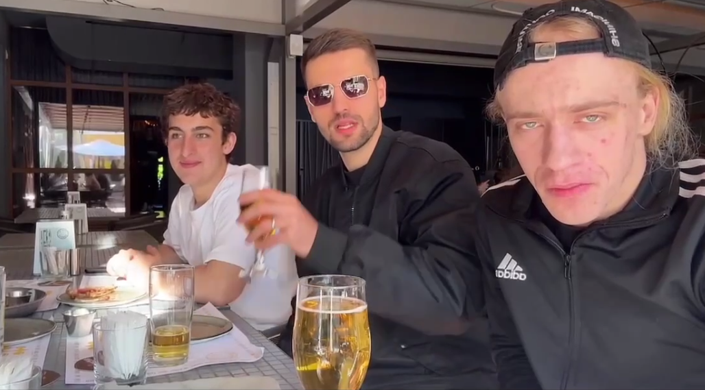 Вооружены и опасны: в кадре один из блоггеров хвастался тем, что "знает, как" владеть оружием, не регистрируя его. Скриншот из стрим блоггеров