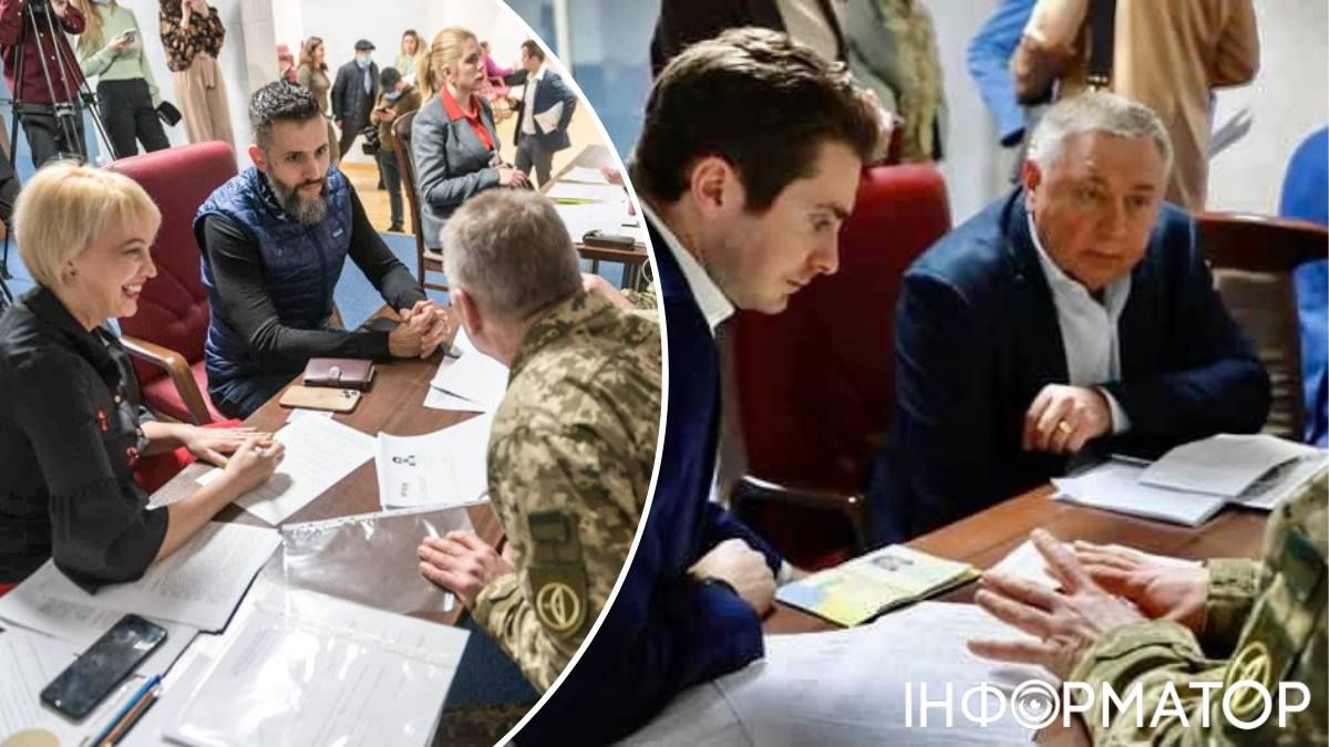 В преддверии большого вторжения, 21 февраля 2022-го, контракт с ВСУ подписывали многие депутаты Киевсовета: слева - Зоя Ярош и Максим Нефедов из "Голоса", справа - УДАРовцы Дмитрий Белоцерковец (близкий к Кличко) и Михаил Ищенко. Теперь они предпочитают не упоминать об этом. Фото: пресс-служба партии УДАР и Зоя Ярош в Facebook