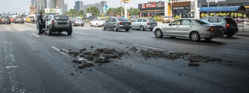 Влітку 2019 року зовнішній шар бетону почав відпадати від конструкцій шляхопроводу, і пошкодив автівку, що якраз рухалася проспектом Бажана