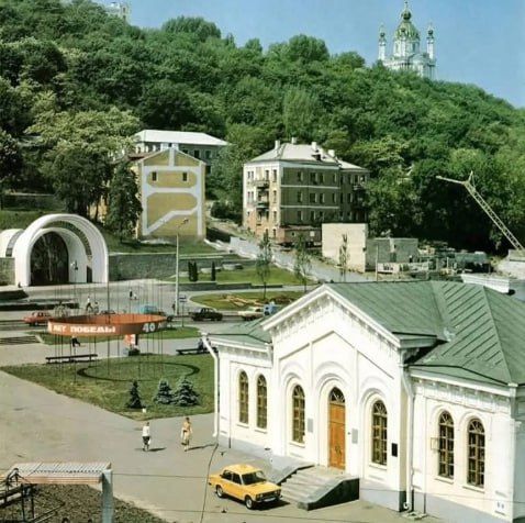 Нині чотириповерхової будівлі, що розташована поруч з фунікулером, майже не видно через забудову та дерева будинок 1 dqxikeidqxiqdzant