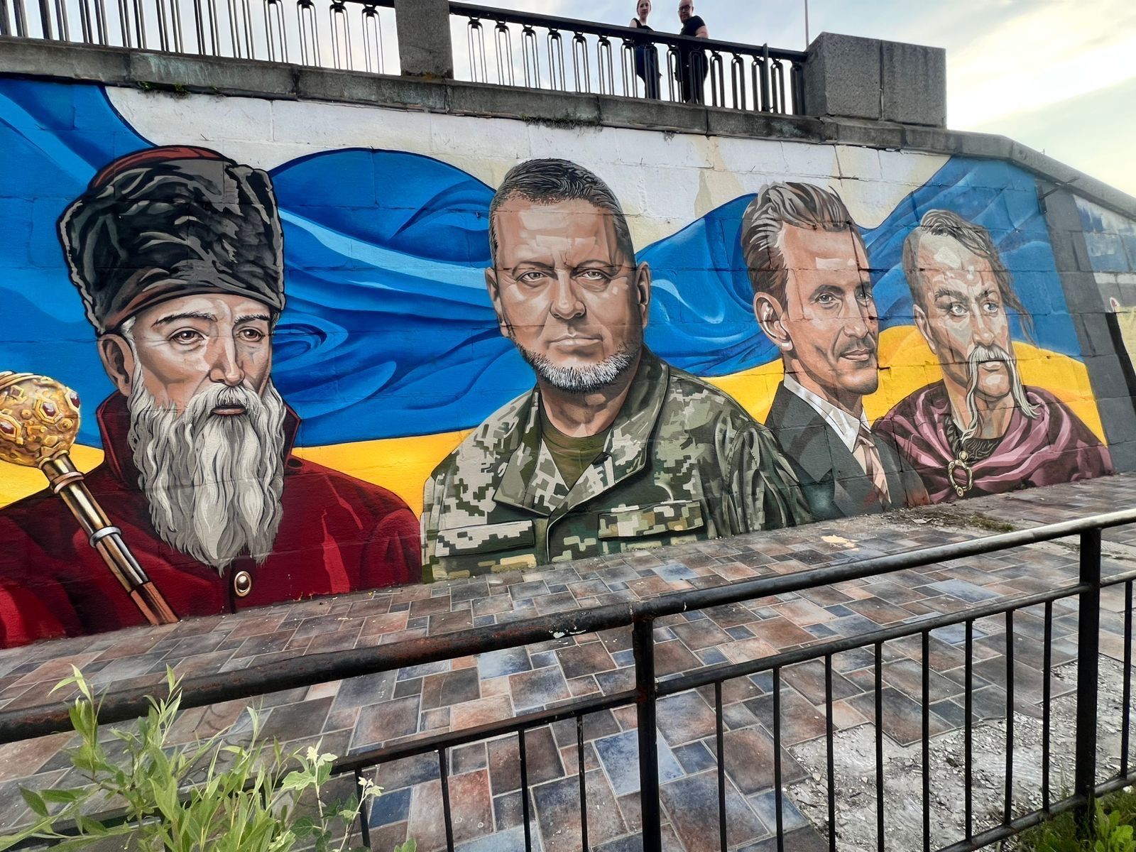 Мурал с Залужным нарисовали на бетонной подпорной стене Днепровской набережной в Киеве