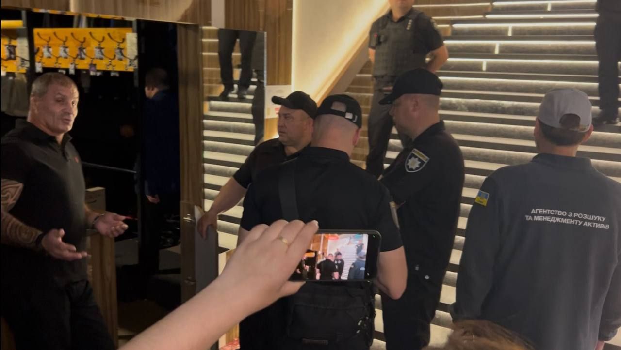 Штовханина на вході до Будинку профспілок. Фото: Олена Дума