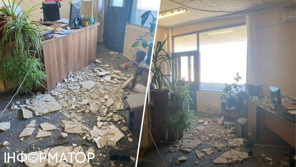 Стеля завалилася прямо у робочому кабінеті на 4 поверсі, відкривши очам ошелешених співробітників безкомпромісний бетон. Фото: Максим Бахматов Стеля завалилася прямо у робочому кабінеті на 4 поверсі, відкривши очам ошелешених співробітників безкомпромісний бетон. Фото: Максим Бахматов