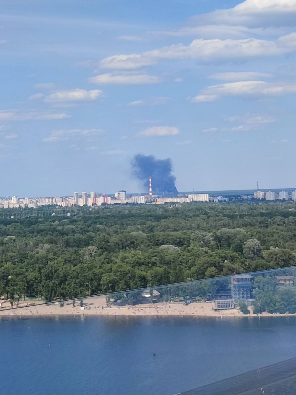У Києві пролунав вибух: в одному із районів видніється густий дим (фото) 1