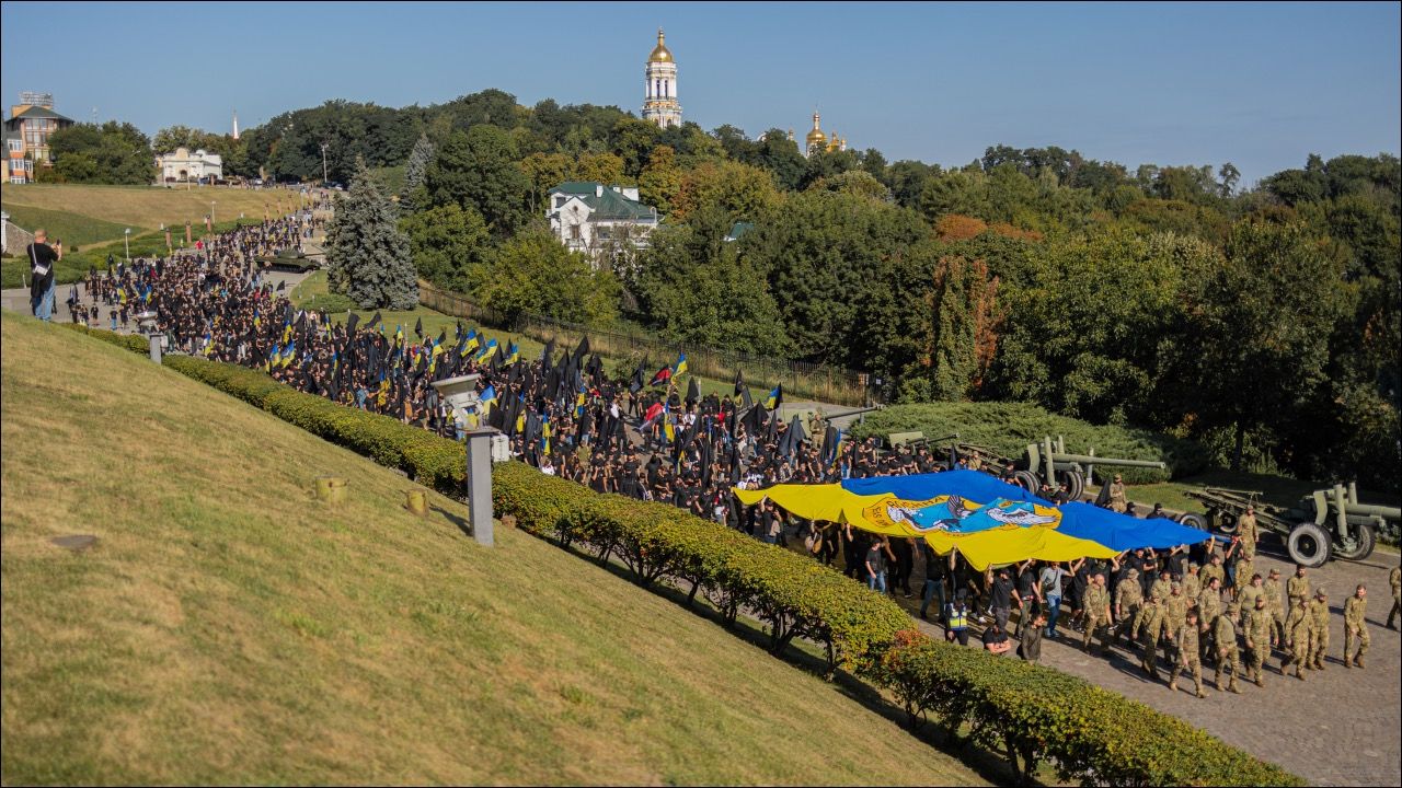 «Тінь» на вулицях міст: молодь вшановує розвідників та запрошує до спільноти