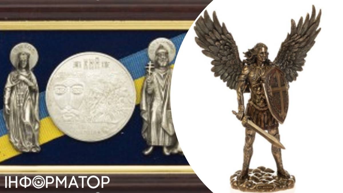 Приблизно так виглядатимуть подарунки для найпочесніших гостей: статуетки Архангела Михаїла, покровителя Києва, та монетки "Кий" на красивій оксамитовій підкладці