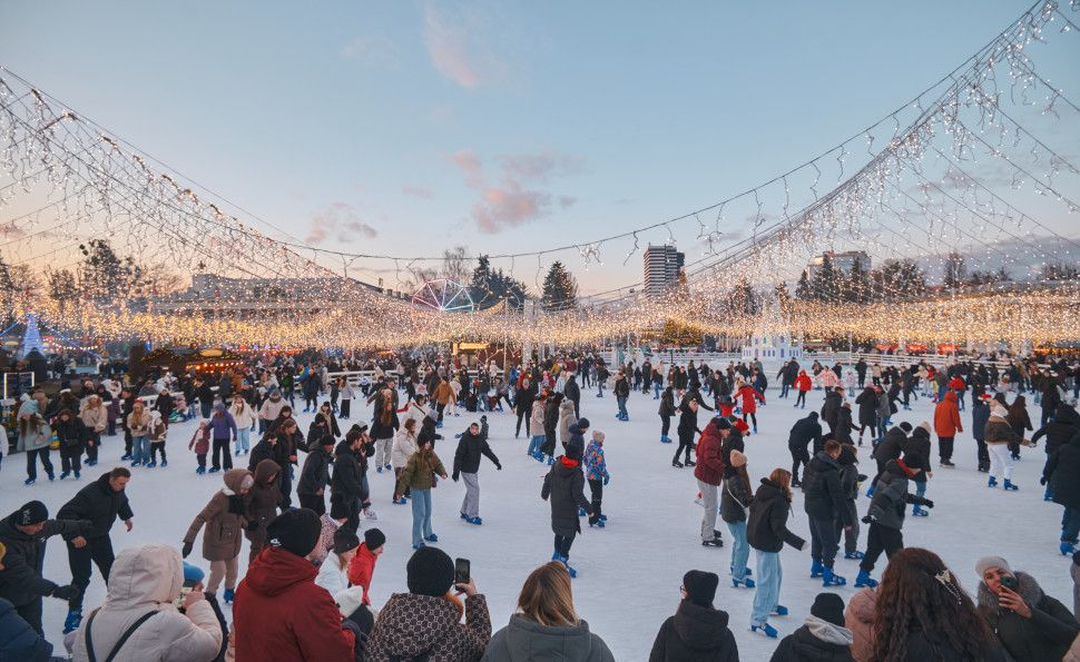 Украшения катка на ВДНХ - новогодняя башня с часами и новогодний поезд Украшения катка на ВДНХ - новогодняя башня с часами и новогодний поезд