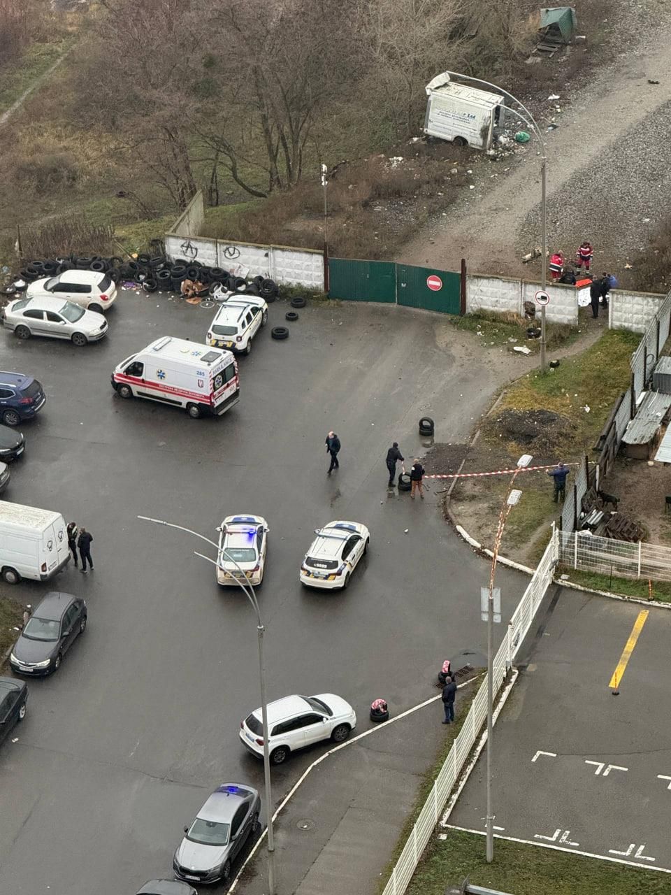 Вибух стався вже у момент, коли поряд з локацією перебували поліцейські, "швидка", рятувальники ДСНС та вибухотехніки. Фото: соцмережі Вибух стався вже у момент, коли поряд з локацією перебували поліцейські, "швидка", рятувальники ДСНС та вибухотехніки. Фото: соцмережі