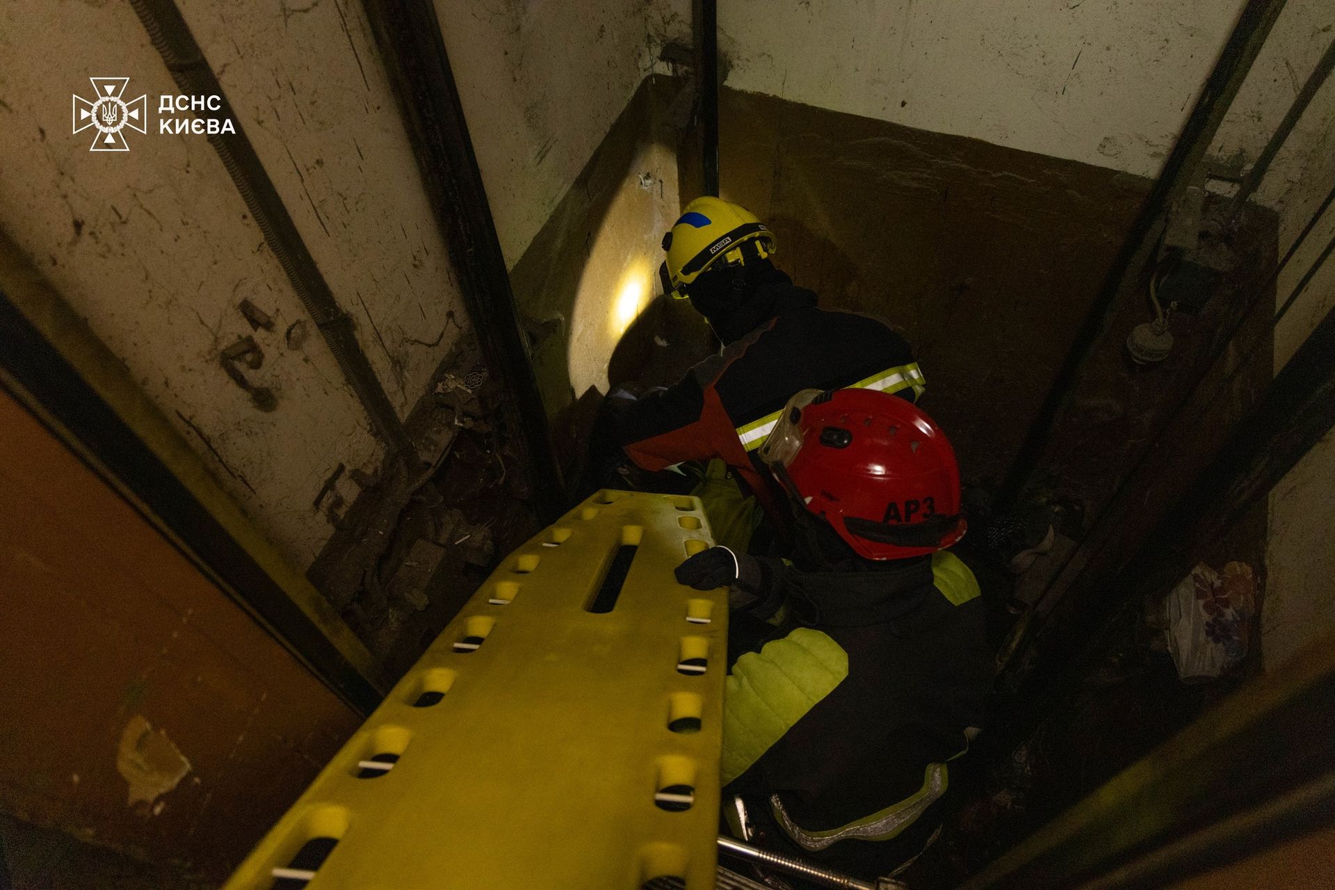 Постраждалого діставали за допомогою нош