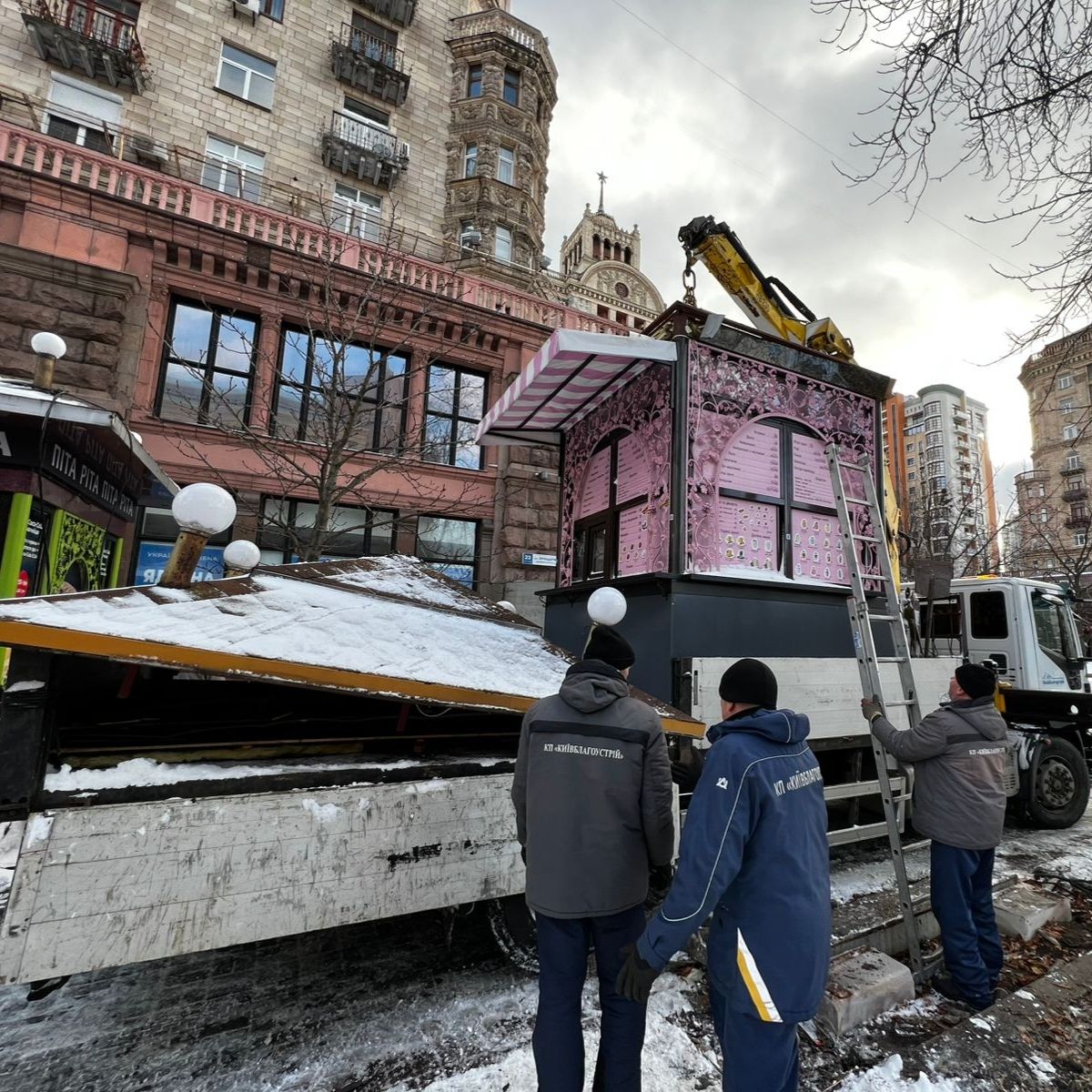 МАФам на Хрещатику залишилось недовго: частину вже демонтували попри слизькі дахи та величезні розміри 3