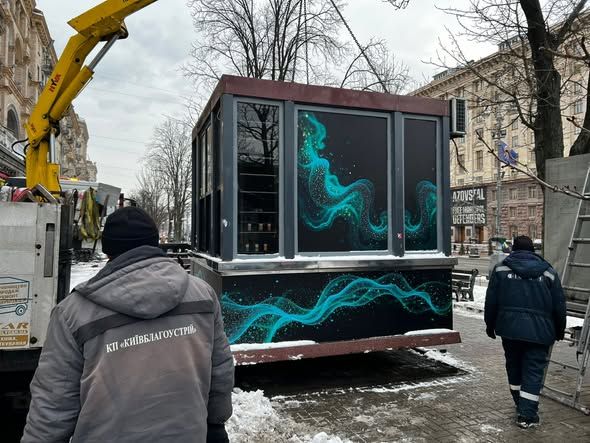 МАФам на Хрещатику залишилось недовго: частину вже демонтували попри слизькі дахи та величезні розміри 2