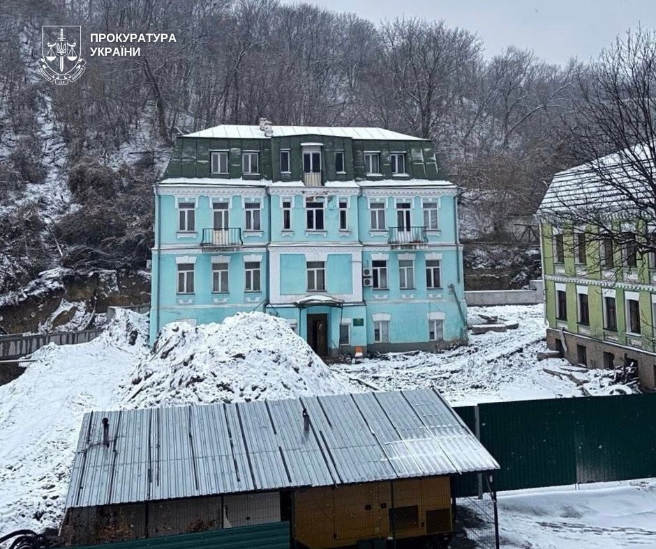 У центрі Києва триває скандал із забудовою: прокуратура намагається зупинити роботи на Подолі 1