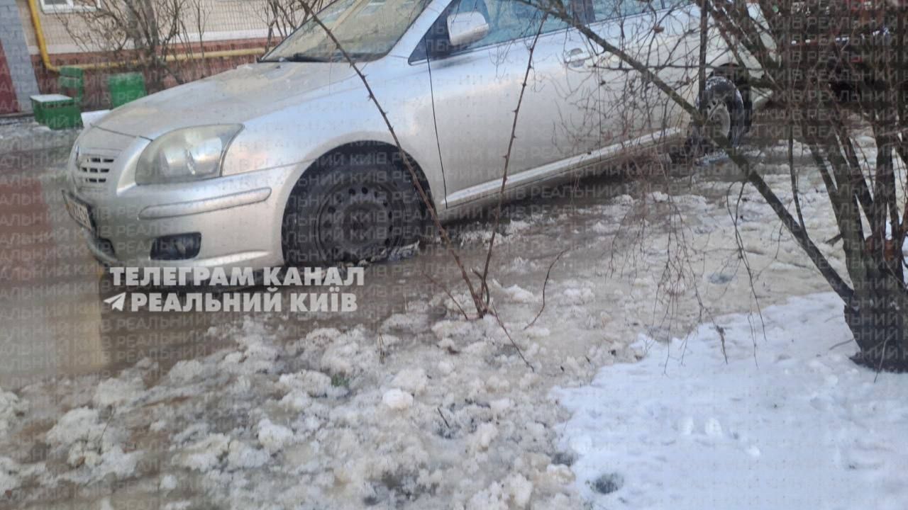 Автомобиль замерз рядом с домом