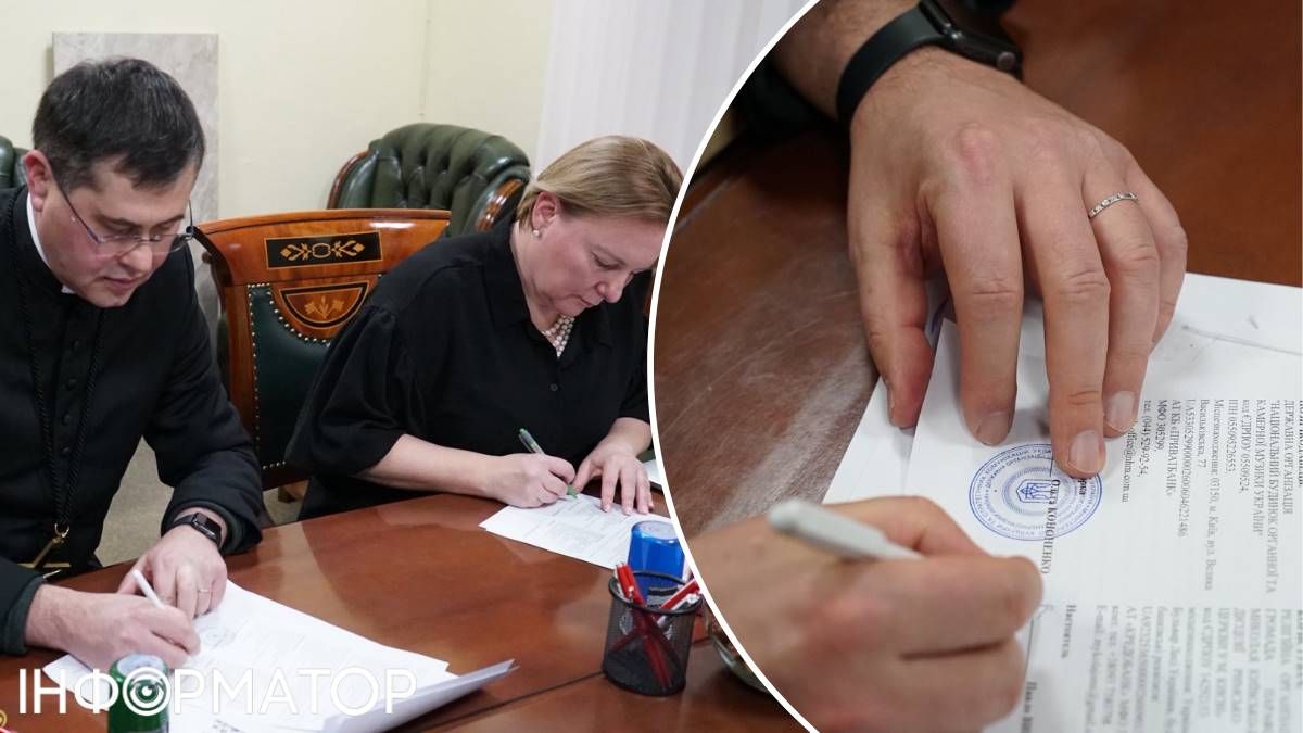 Міністерка культури та інформполітики Тетяна Бережна та настоятель парафії костелу св. Миколая отець Павло Вишковський ОМІ підписують договір про передачу храму громаді