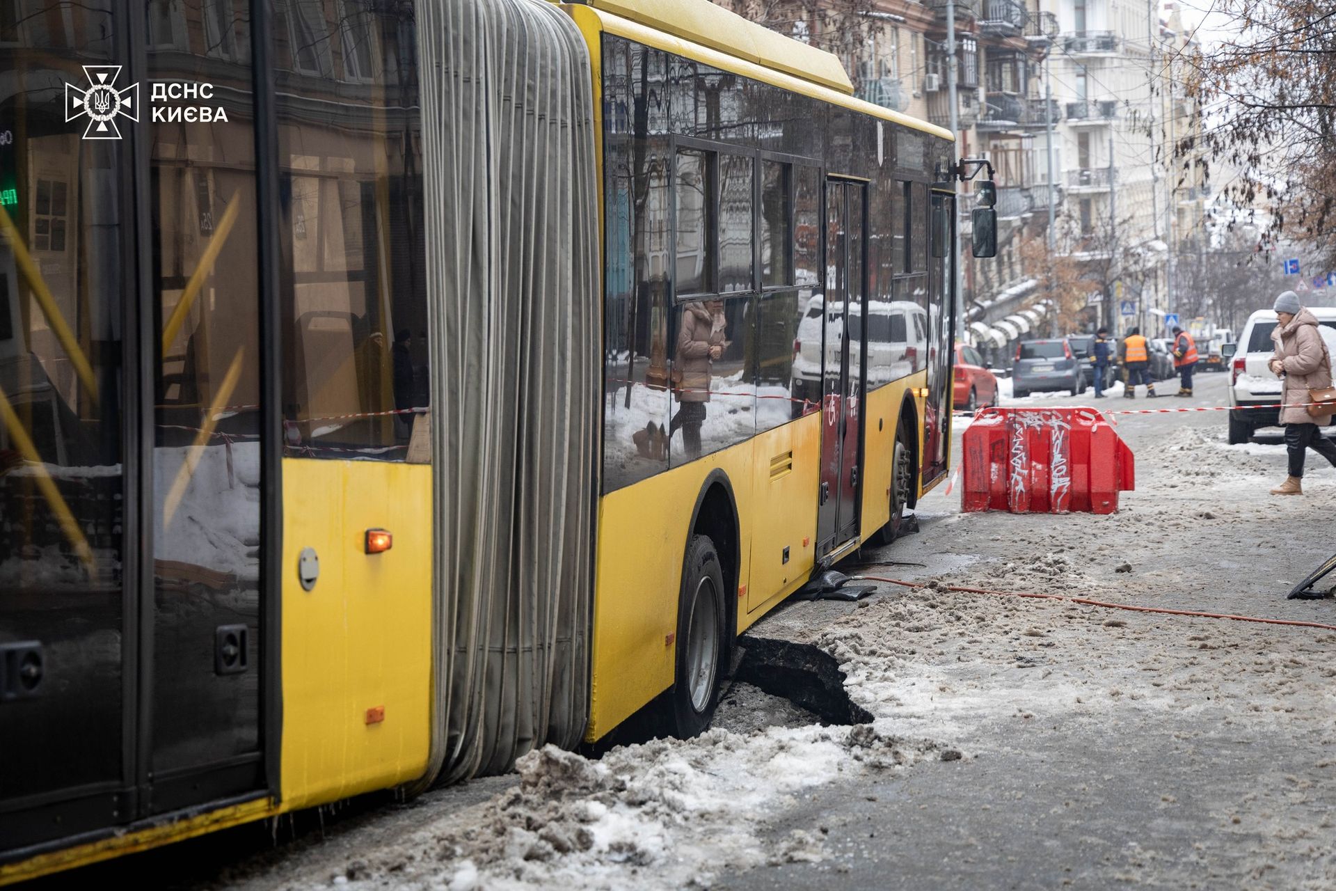Знадобилися кувалда і пневмоподушка: київські рятувальники показали, як рятували тролейбус 1
