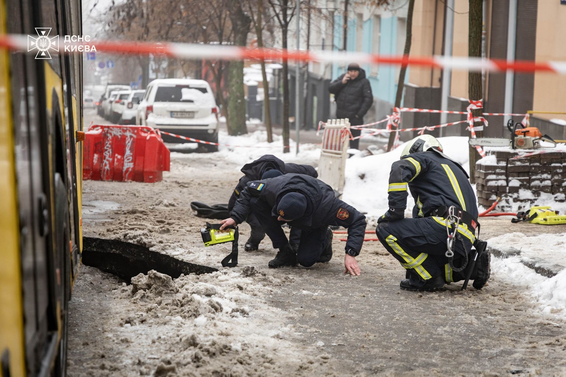 Знадобилися кувалда і пневмоподушка: київські рятувальники показали, як рятували тролейбус 2