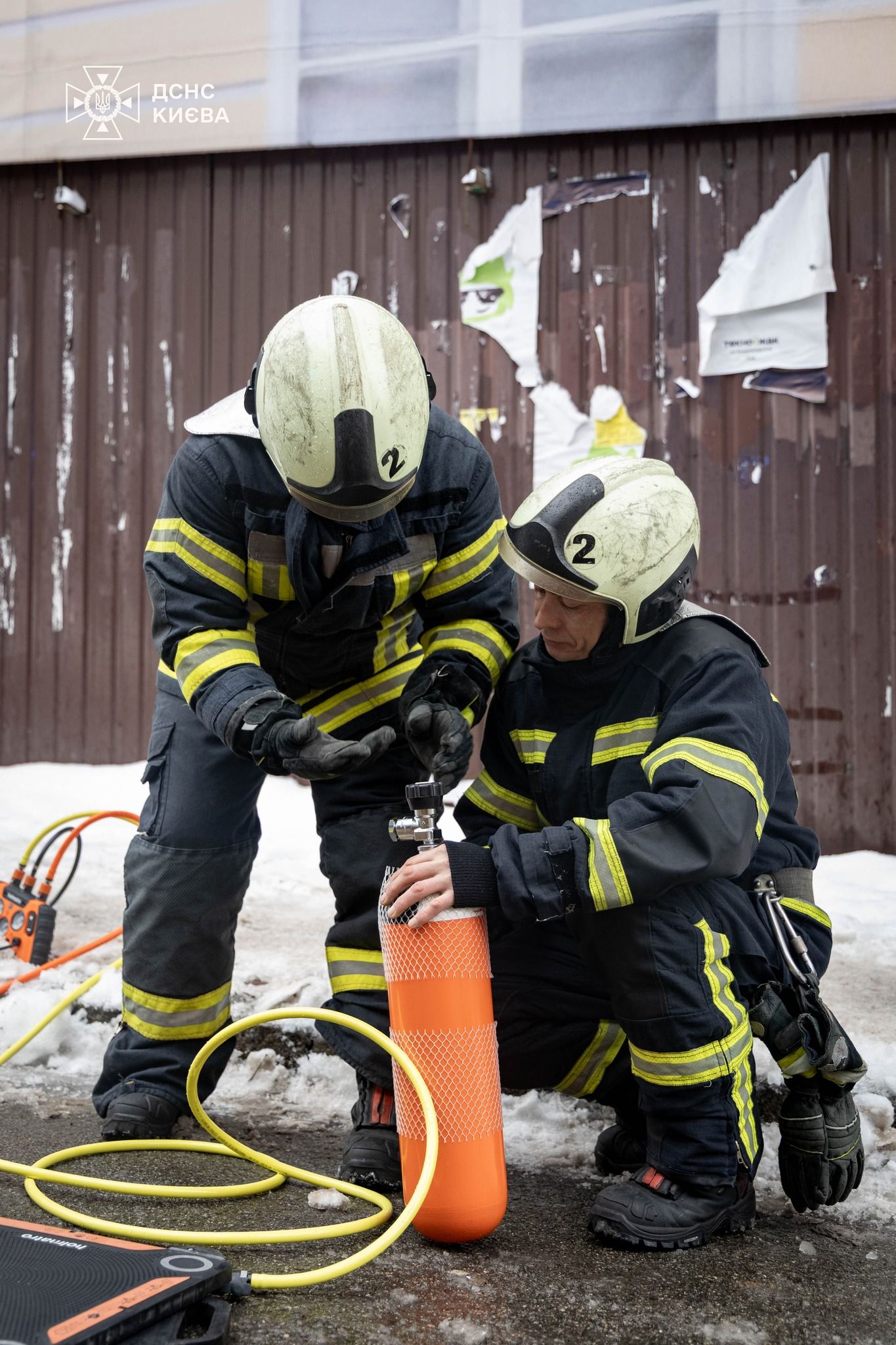 Знадобилися кувалда і пневмоподушка: київські рятувальники показали, як рятували тролейбус 3