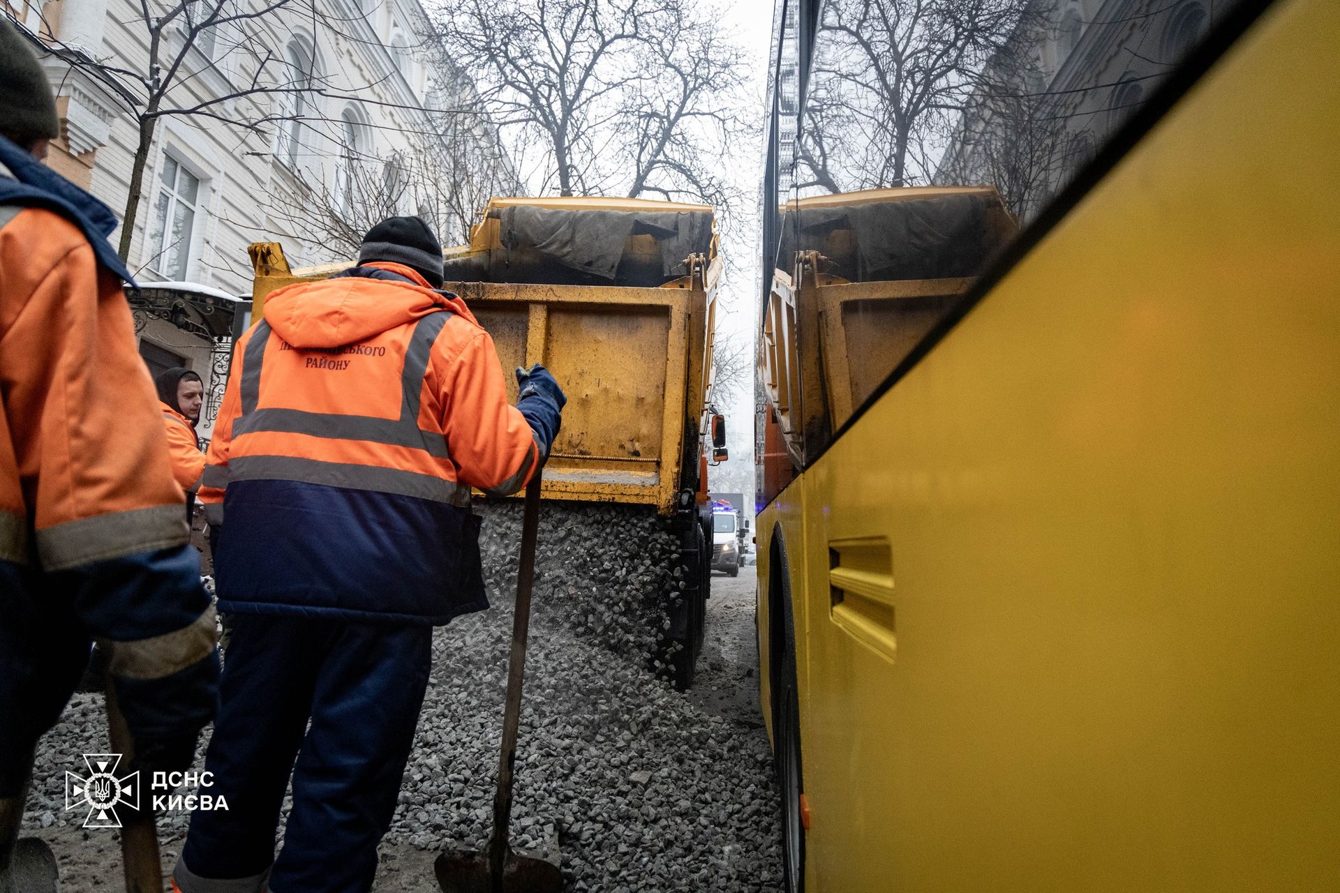 Знадобилися кувалда і пневмоподушка: київські рятувальники показали, як рятували тролейбус 5