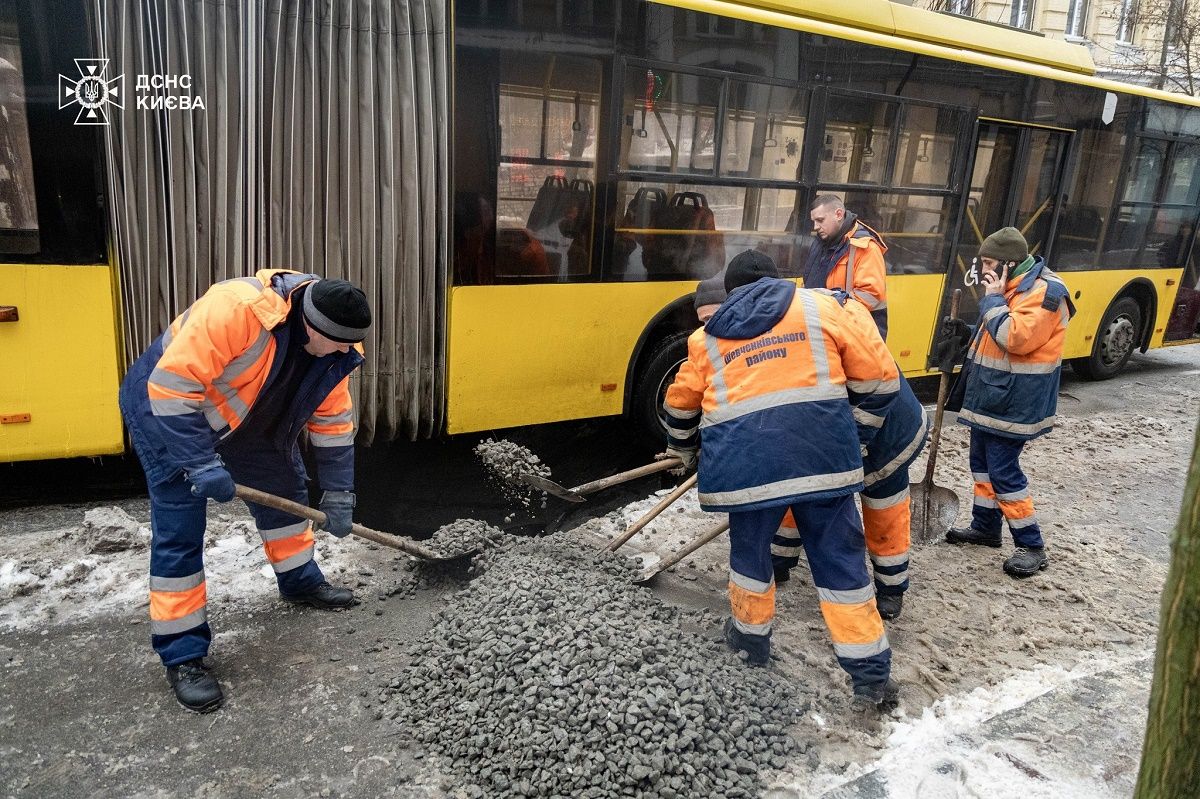 Знадобилися кувалда і пневмоподушка: київські рятувальники показали, як рятували тролейбус 6