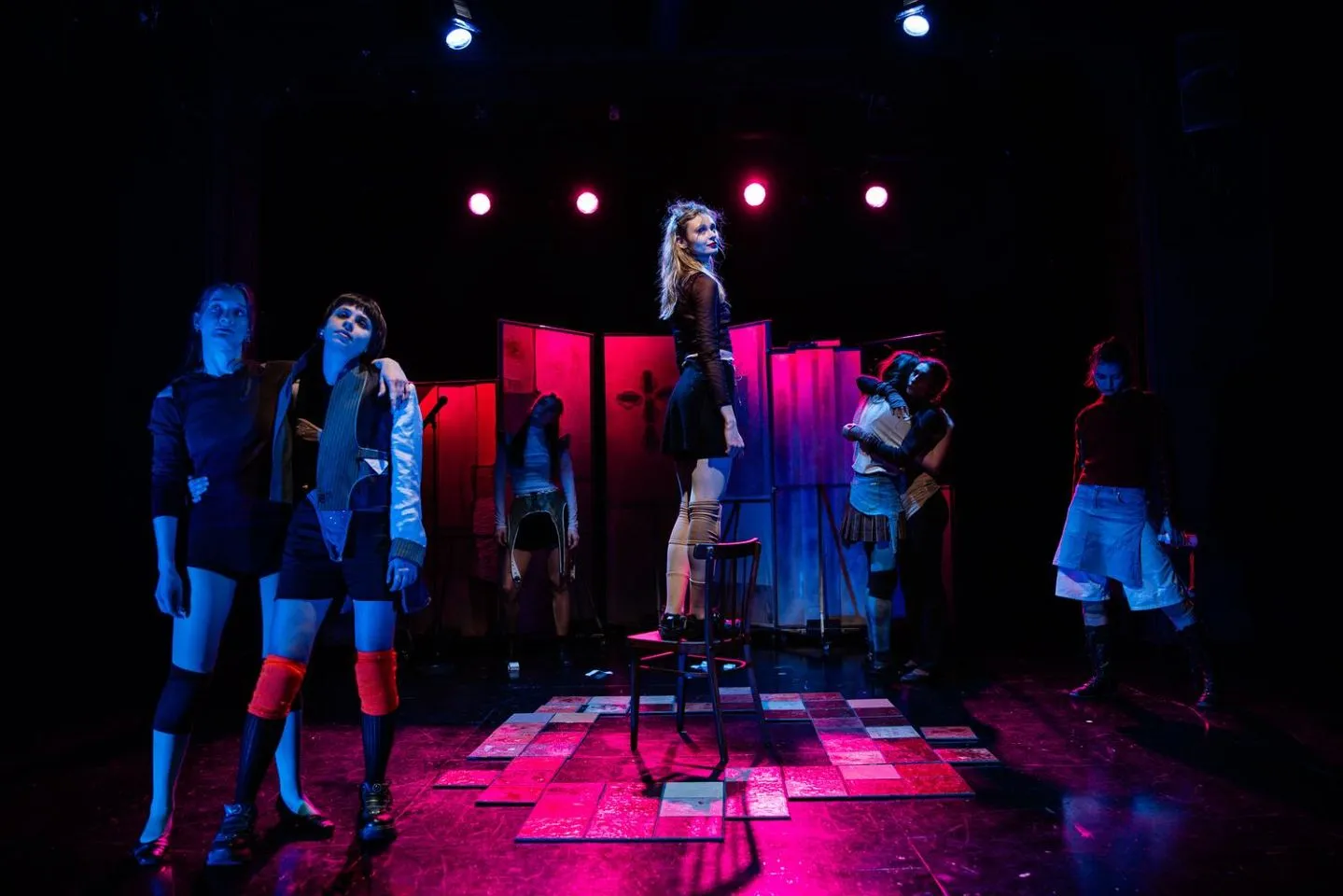 В основе сюжета лежат истории 8 девушек. Фото: Анастасия Теликова/Молодой театр