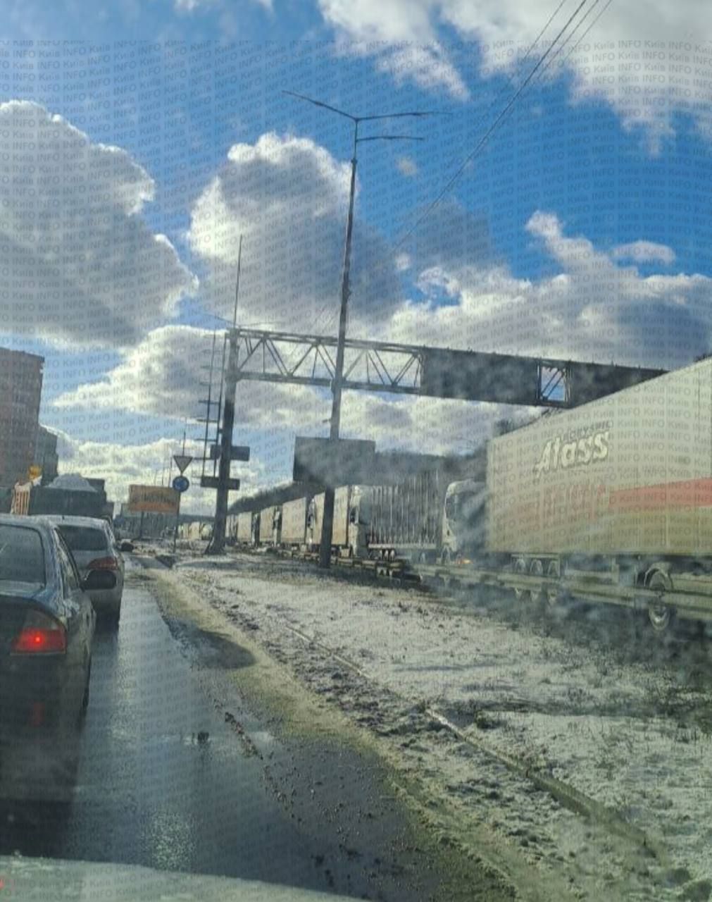Затор на вʼїзді до Південного мосту 24 січня з боку вулиці Саперно-Слобідська. Фото: КИЇВ info В метро змінився розклад руху поїздів: Південний міст пошкоджено, станцію метро "Славутич" зачинено - КМДА та очевидці 1