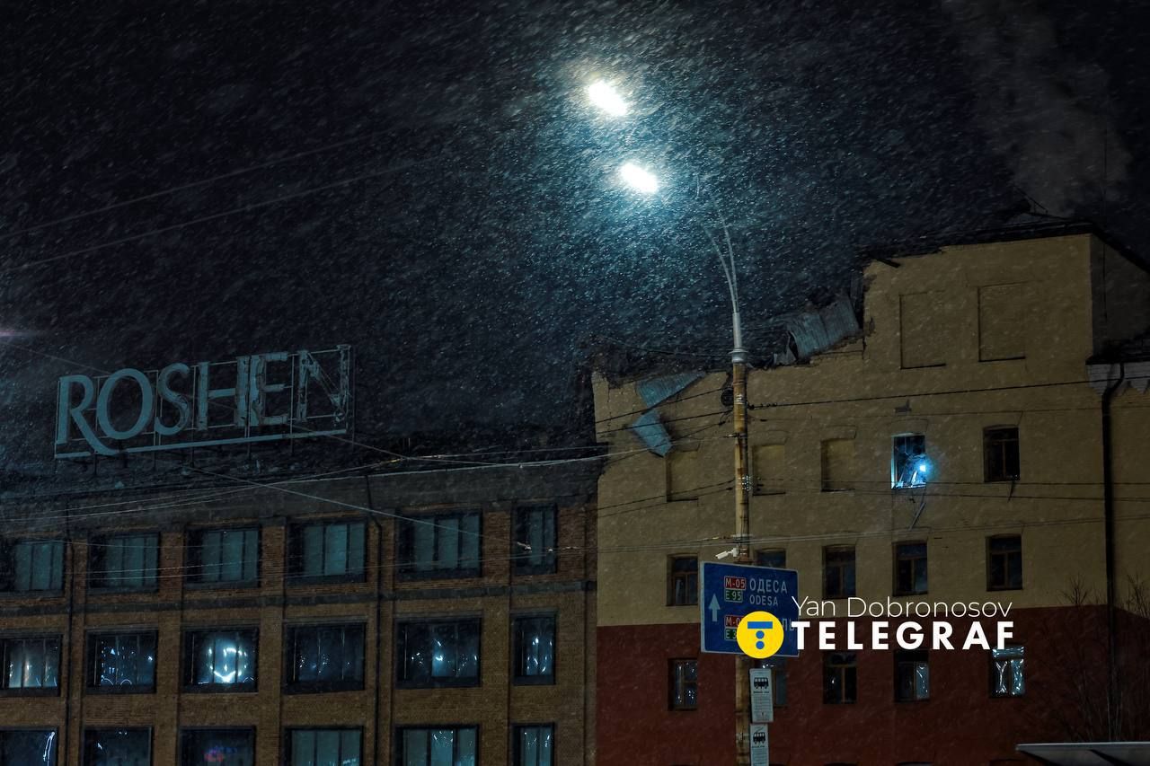 Історичний корпус фабрики Roshen пошкоджено російським ударом. Фото: Ян Доброносов / Telegraf Від удару РФ постраждала фабрика Roshen, де колись розробили рецепт Київського торту 1