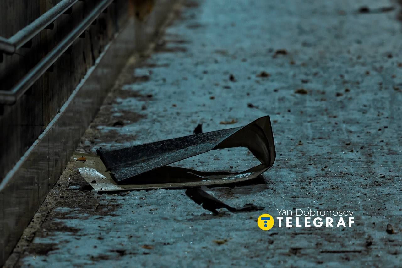 Один з уламків просто посеред дороги. Можливо це частина Шахеда. Від удару РФ постраждала фабрика Roshen, де колись розробили рецепт Київського торту 4