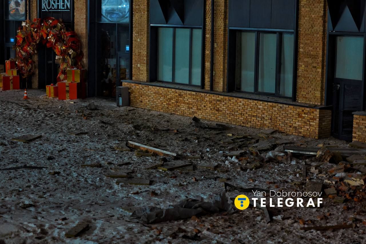 Уламки та розбите скло на асфальті біля фірмового магазину при фабриці. Від удару РФ постраждала фабрика Roshen, де колись розробили рецепт Київського торту 2