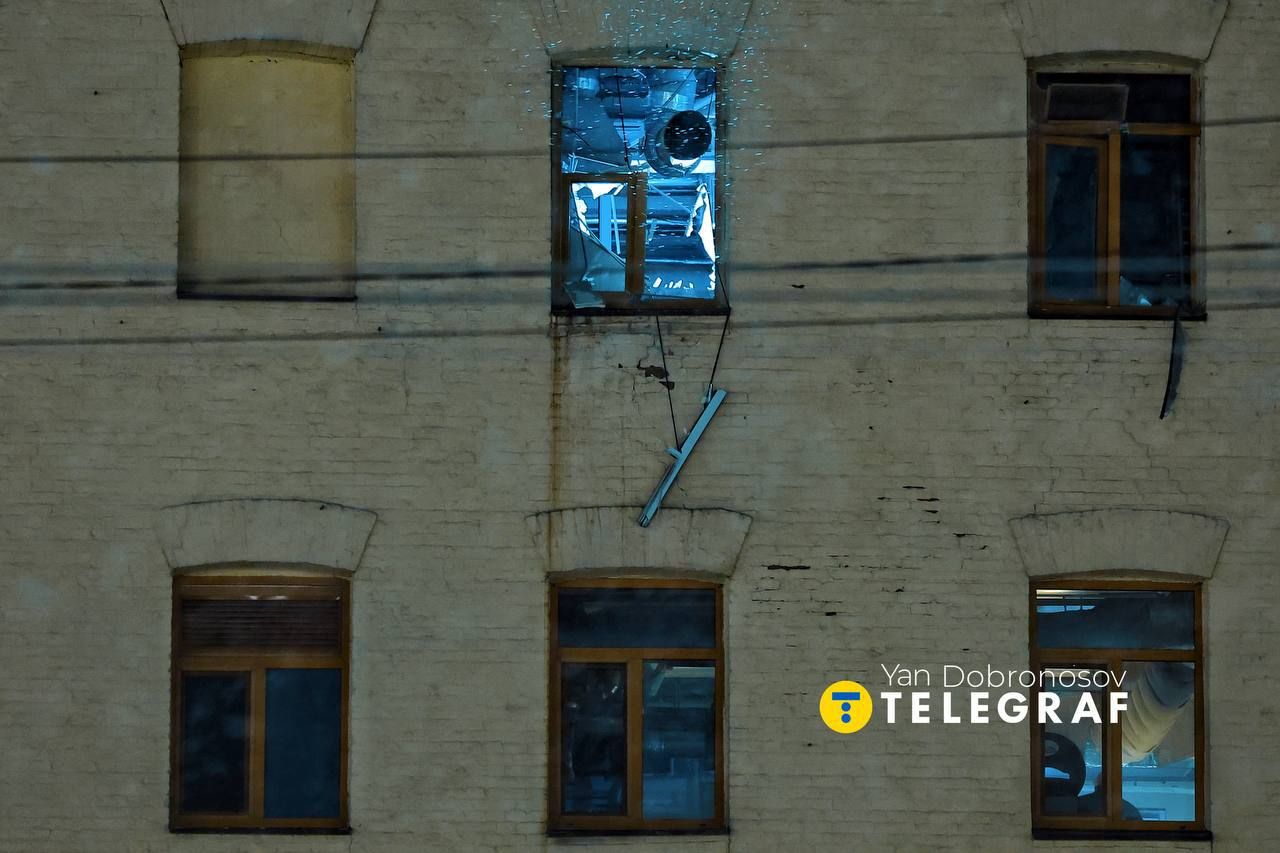 Деталі пошкоджень, що були помічені зранку 24 січня. Від удару РФ постраждала фабрика Roshen, де колись розробили рецепт Київського торту 3
