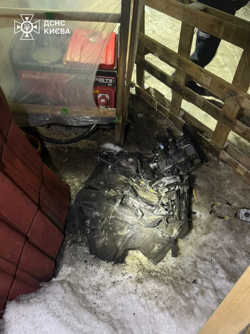 Київ атакували російські дрони: у Голосіївському районі пошкоджено багатоповерхівку 2