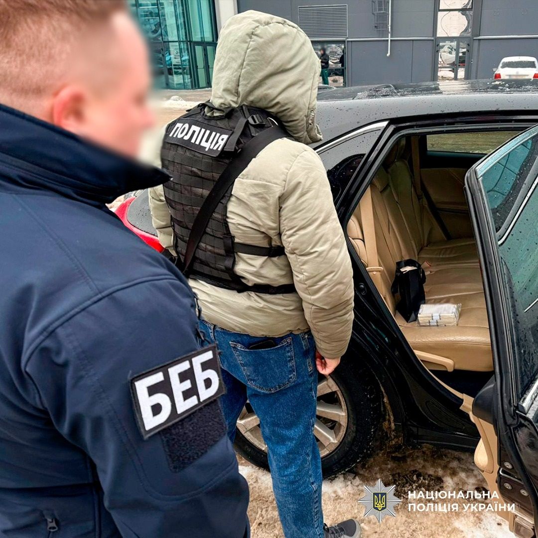 Обманывали даже детекторы: киевляне-ловки продавали чрезвычайно мастерские 100-долларовые фальшивки.