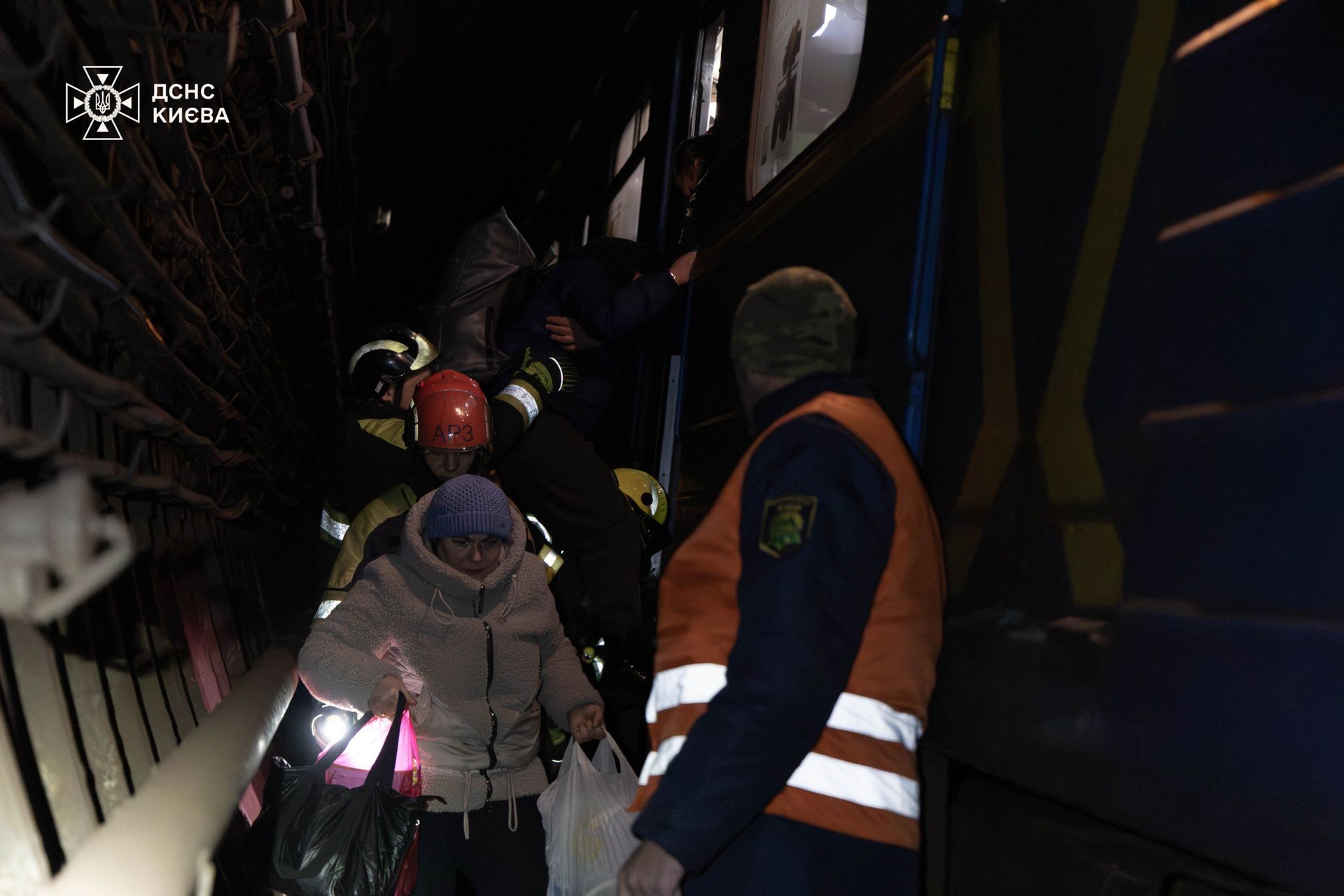 Евакуація з метро. Фото: ДСНС