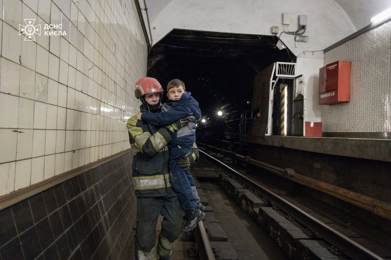 Евакуація з метро. Фото: ДСНС