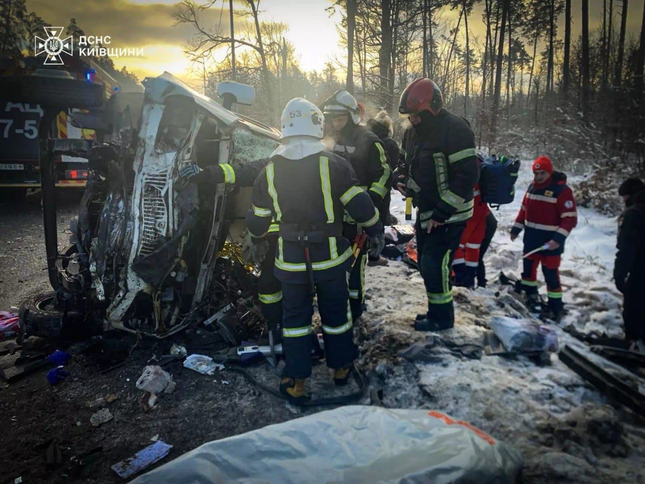 Загиблого вирізали з розбитого авта: біля Гостомеля на Київщині сталася масштабна ДТП 4