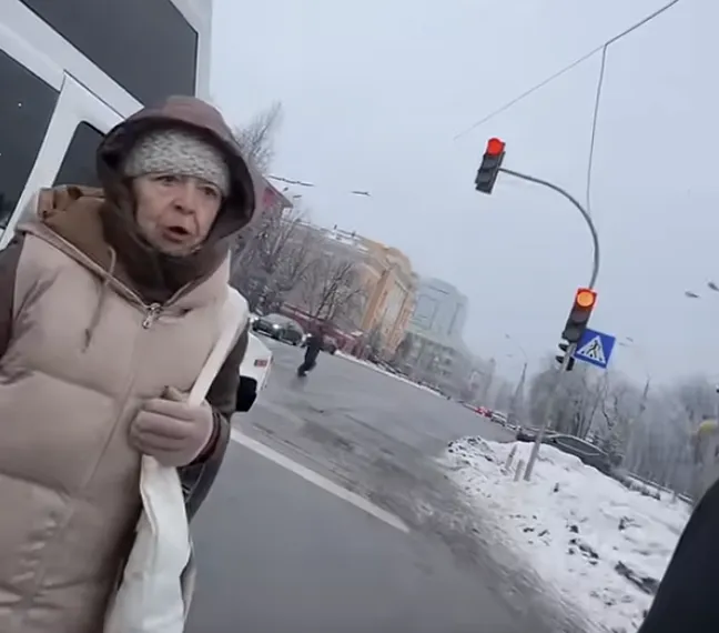 Літня жінка обурилася поведінкою мажора